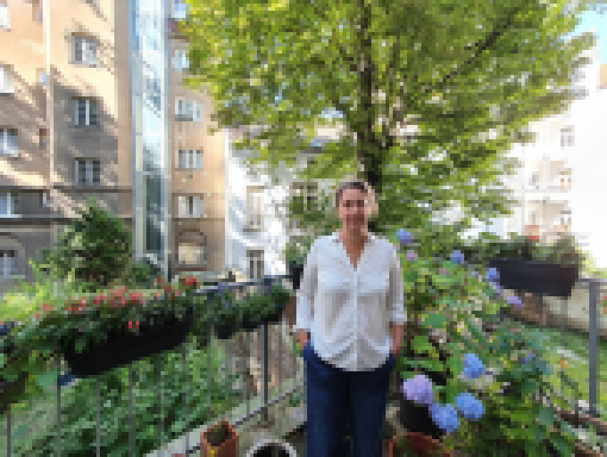 Petra Hartlieb auf ihrem Balkon über dem grünen Hinterhof