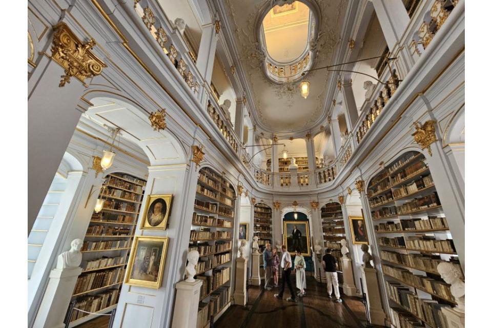 Zielpunkt für Buchbegeisterte: die Anna Amalia Bibliothek