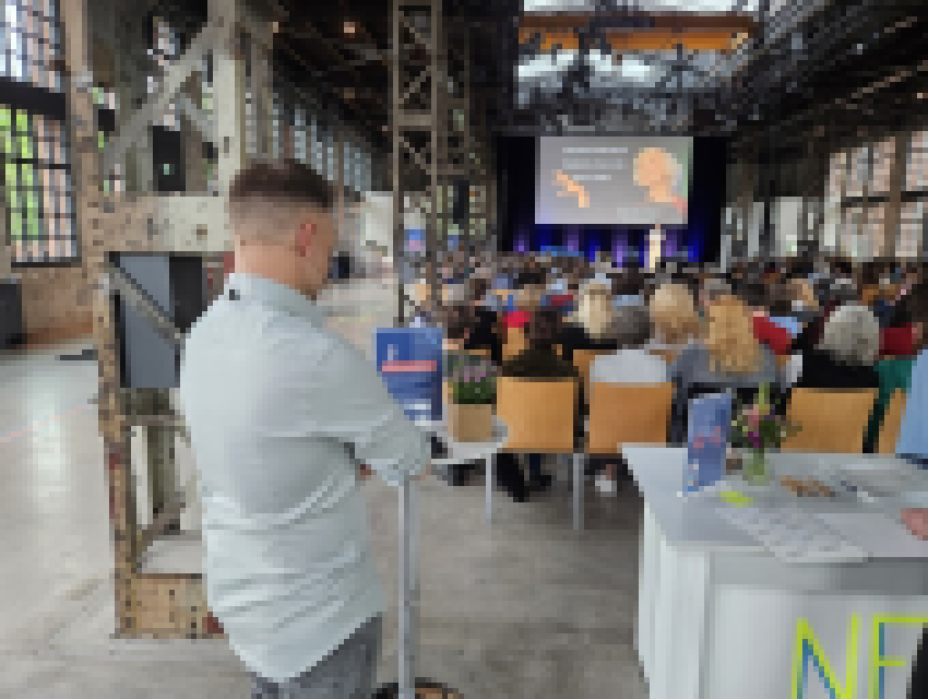 Libri Campus Live: Inspirierende Stimmung in der Schildehalle von Bad Hersfeld unter der Leitung von Moderator Robert Duchstein (vorn links, Foto: MKoeffler-LD)