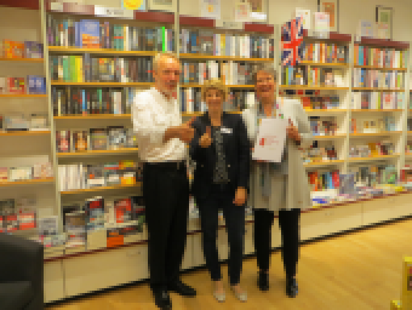 Buchwert-Regionalbetreuerin Birgit Stegner (Mitte) half aus: Derweil holten sich Joachim Becker und Gabriele Niebuhr die begehrte Urkunde aus Hannover ab und konnten ihren Erfolg feiern