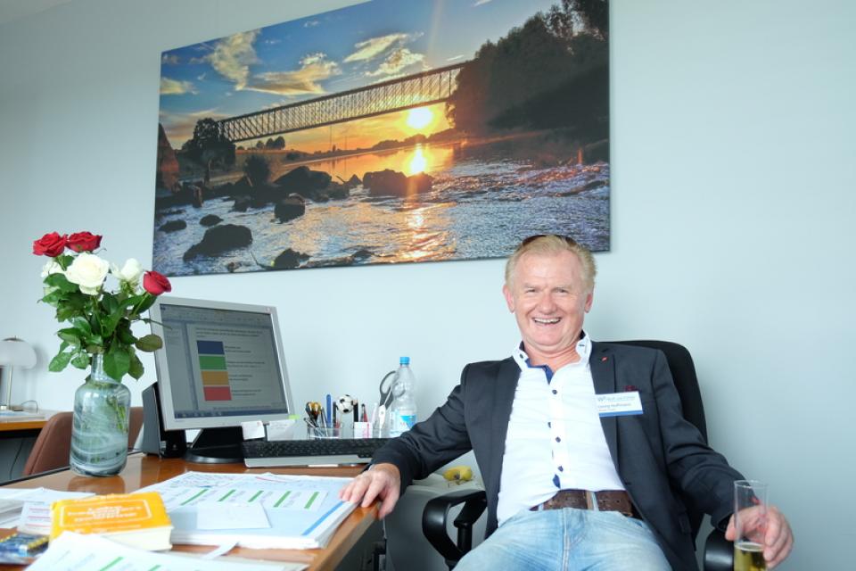 Georg Hoffmann: Noch ist er ausgelassen am künftigen Arbeitsplatz (Im Hintergrund übrigens die Brücke nahe seiner Heimatstadt, von der er als Kind einst in den Rhein sprang.)