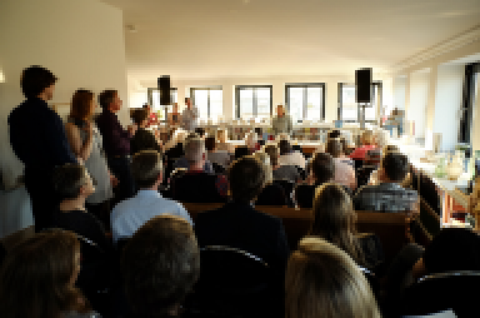 Claudia Baumhöver begrüßt in ihrem Arbeitszimmer, das selten so voll war.