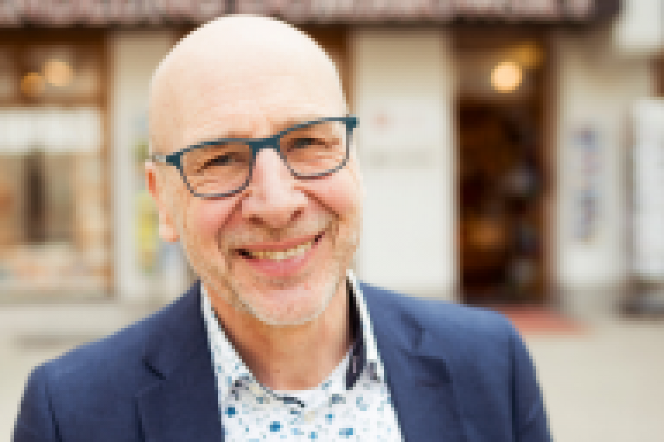 Ulrich Dombrowsky: der Buchhandlung Sachen leisten, die eigentlich eine Nummer zu groß sind (Foto: Simon Gehr)
