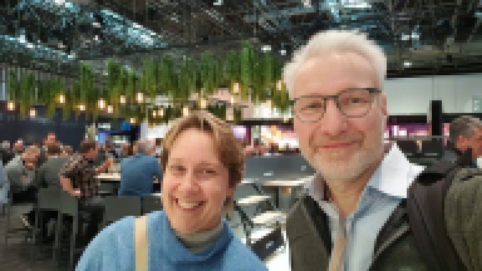 Auf der Suche nach Entdeckungen auf der EuroShop: Claudia Hoferer, Mit-Inhaberin Buchhandlung Dietsch, LD-Herausgeber Matthias Koeffler
