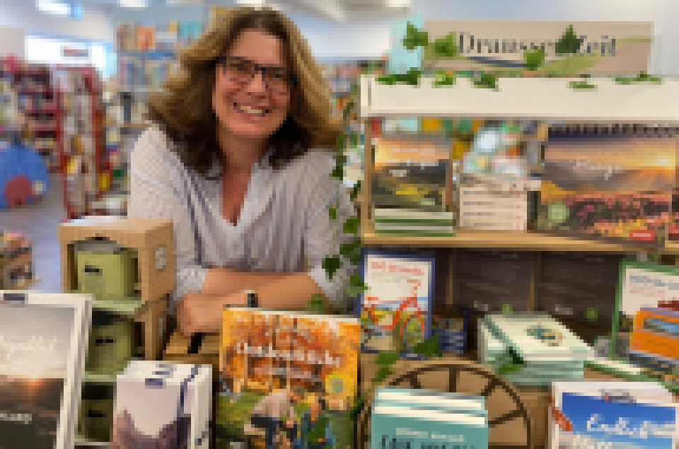 Katrin Schmidt: Ein niedrigschwelliger Einstieg in das Nutzen von Lesemotiven ist, Tische und Schaufenster danach zu dekorieren