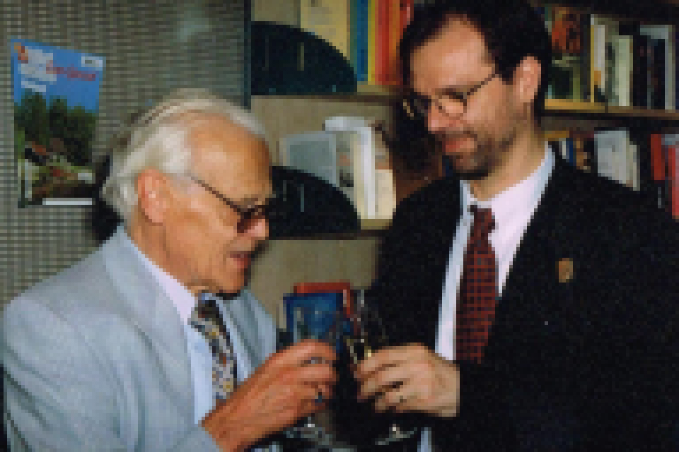 Übergabe vor 31 Jahren: Klaus v. Mackensen an Michael Kozinowski 