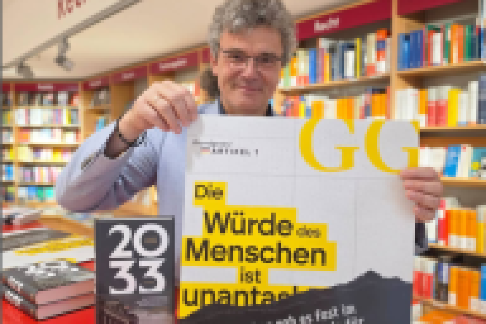 Peter Peterknecht mit Plakat, das andere nicht aufhängen wollten: „Wir haben überwiegend Lob für unser Engagement bekommen“ (Foto: Peterknecht)
