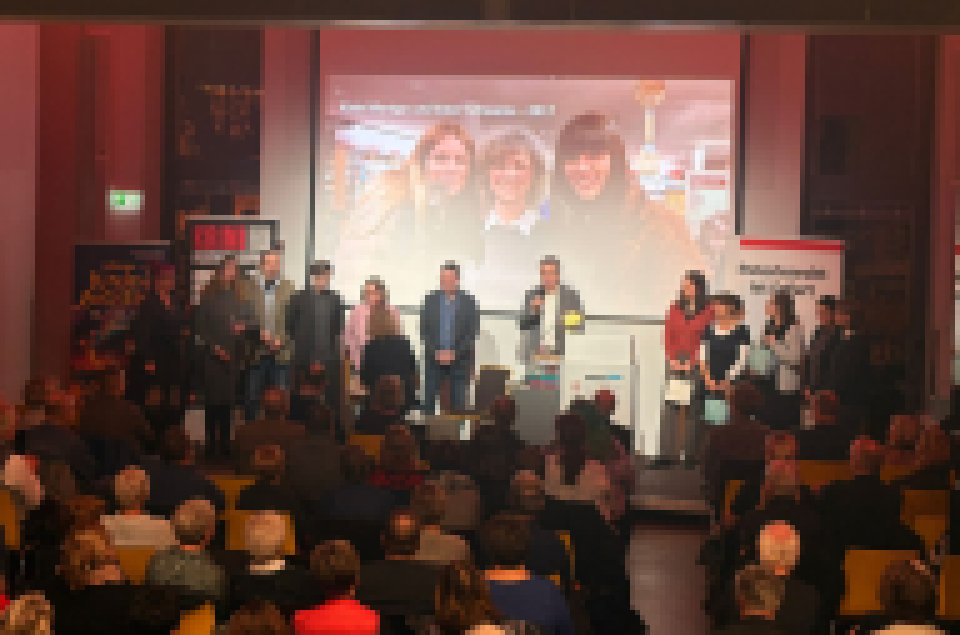 Auch zum 90. Geburtstag ist die Bühne ist das zweite Zuhause von Peter Peterknecht: 