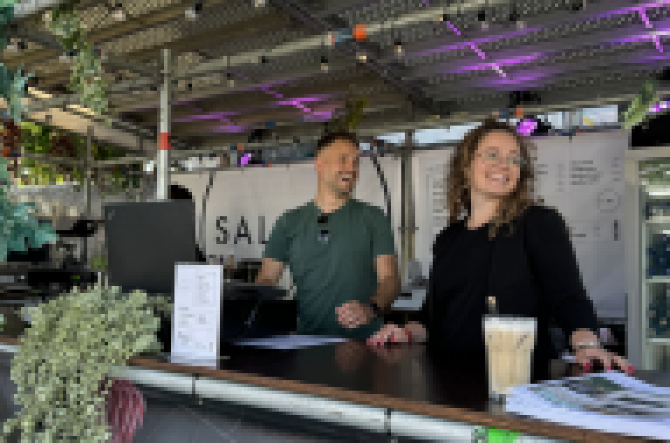 Robert Duchstein und Cara Schneider bei der Eröffnung des Pop-Up Cafés (Foto: Reuffel)