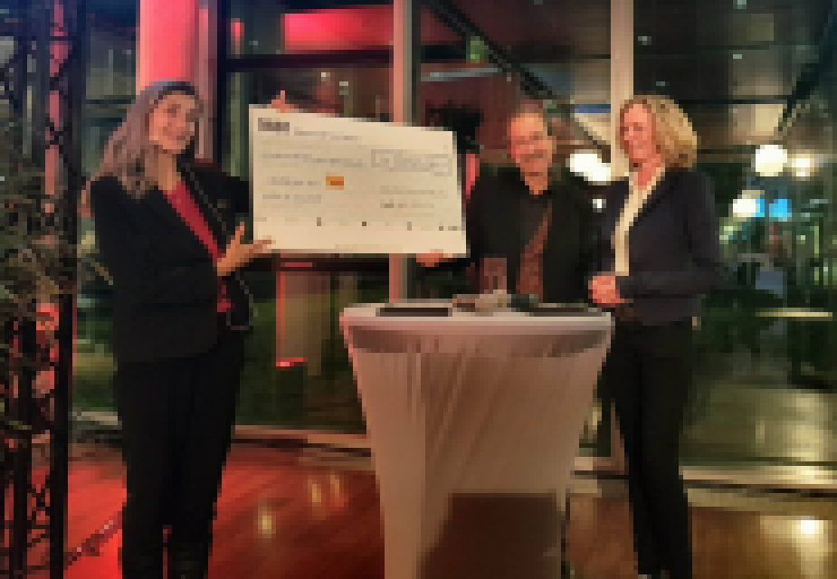 Schecküberreichung von Isabella Neven-Dumont an Root Leeb und Rafik Schami (C) Torsten Woywod